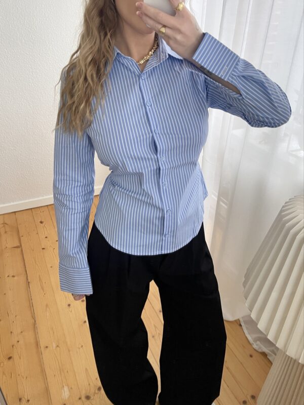 Ellen Skjorte med bindebånd i talje, blå og hvid stribet