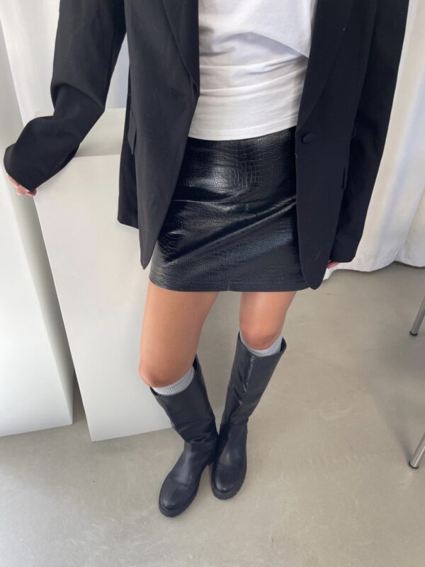 Lea kort lædernederdel med A-snit, Sort