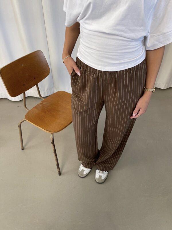 Nora, Stripe Bukser med tynd hvid strip, Brown