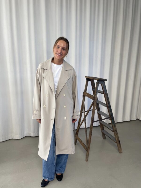 Ingrid Elegant og stilfuld lang flot Trenchcoat, Sandfarvet