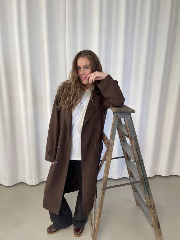 Ingrid Elegant og stilfuld lang flot Trenchcoat, Chokoladebrun