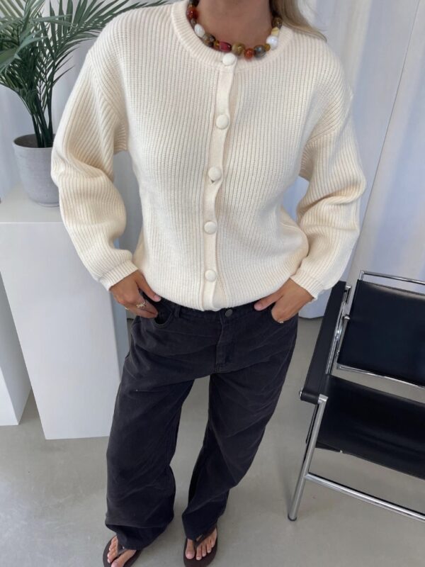 Liva Chunky Strik med knapper og rund hals, Creme Hvid