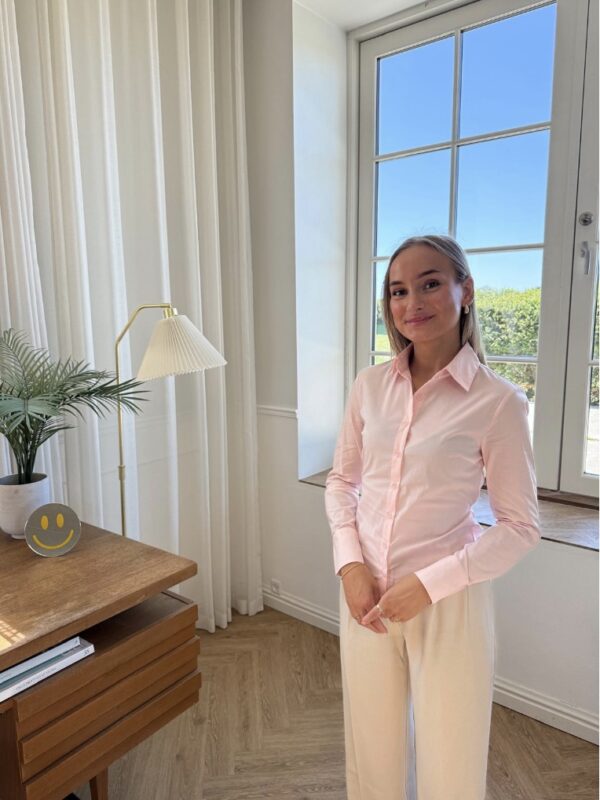 Ellen Skjorte, stilfuld og casual tætsiddende støvet rosa
