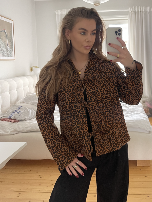 Karla Leo print top-bluse med sløjfe-luk, brun og sort