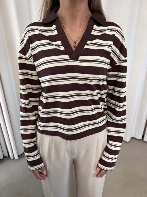 Lærke Polo i striber og åben hals - Brun med striber