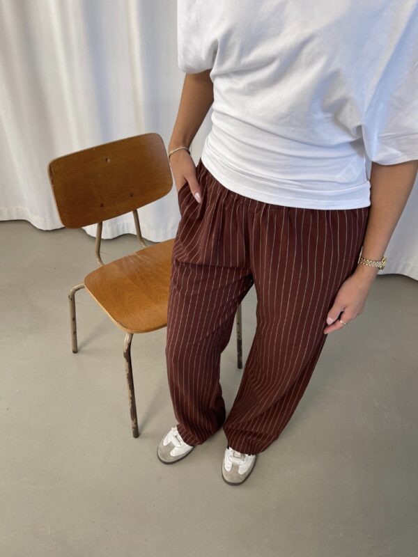 Nora, Stripe Bukser med tynd hvid strip, Dark Red